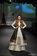Model walk the ramp for Anju Modi show at PCJ Delhi Couture Week Day 3 on 10th Aug 2012 200 (82).JPG